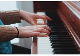 Урок игры на фортепьяно